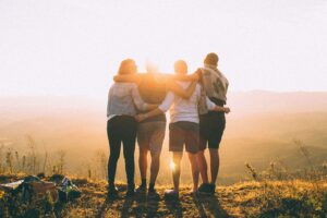 Vier mensen in een community
